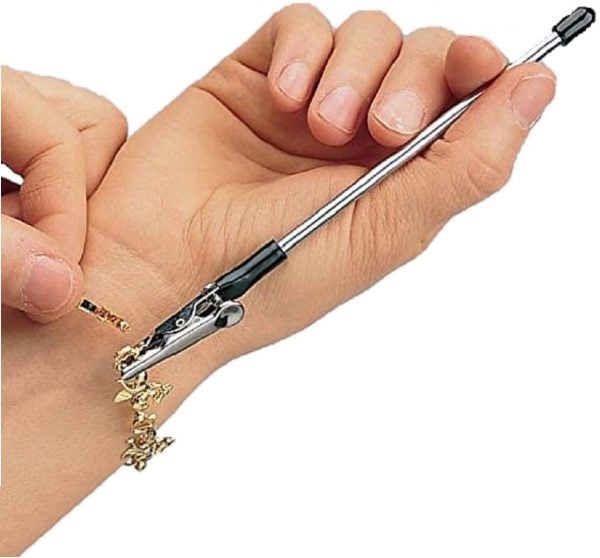 Using-bracelet-fastening-tool-to-put-on-bracelet