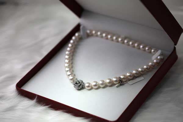 how to clean pearl necklaces