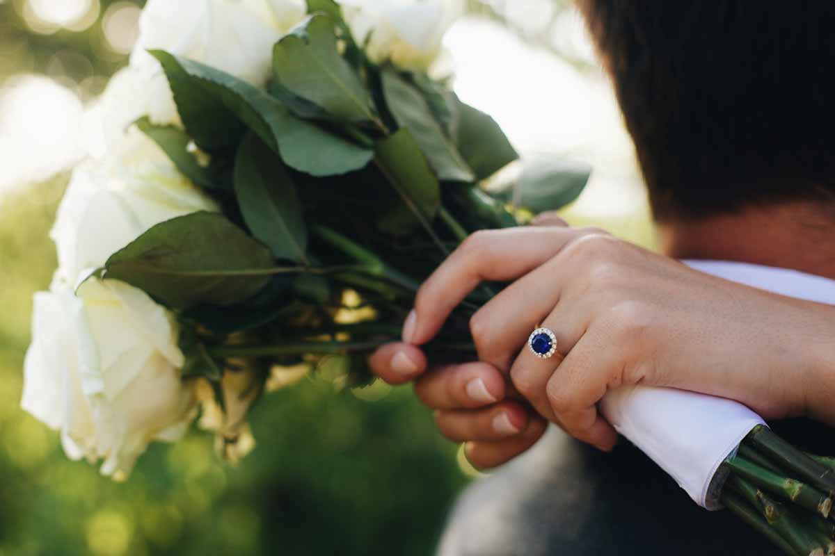 blue-engagement-ring-trend-2021-blue-gemstone-ring