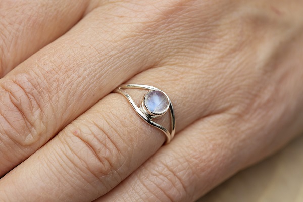 moonstone-crystals-for-strength