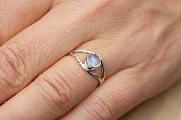 moonstone-crystals-for-strength